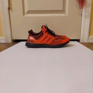 Sneakers brand Adidas ultra boost size 10  orange 🍊